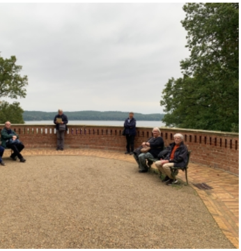 Fünf Personen der Wandergruppe stehen auf der Terrasse über dem Wannsee in Nikolskoe