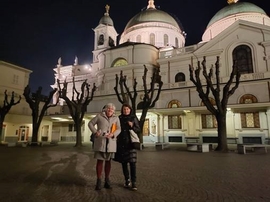 Ulrike Fedke und Dr. Helga Bender vor der Maria-Hilf-Basilika in Turin